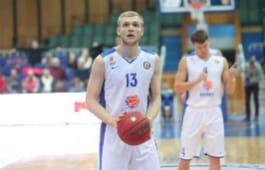 Денис Захаров продолжит карьеру в «Локо»